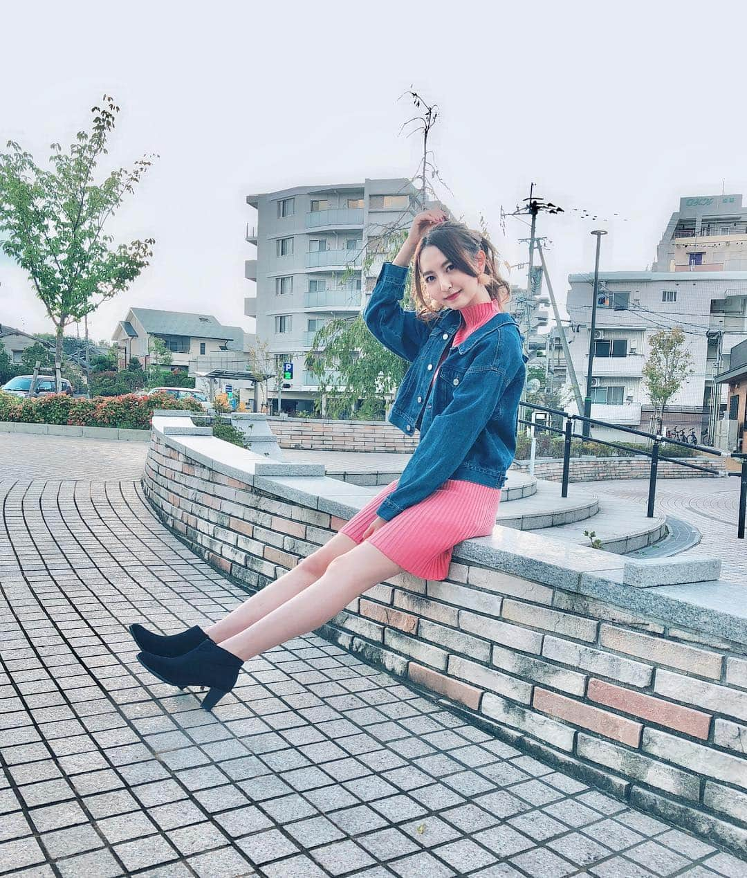 森保まどかさんのインスタグラム写真 - (森保まどかInstagram)「. 私服🌷 春みたいな服着ちゃった😄 3枚目は上着脱いだバージョン！ #私服 #秋服 #春服 #え  #ヘアアレンジ #ポニーテール  #タイトワンピース #ニットワンピ  #デニムジャケット #ショートブーツ  #snidel #niceclaup #randa」10月3日 18時47分 - madokamera_48