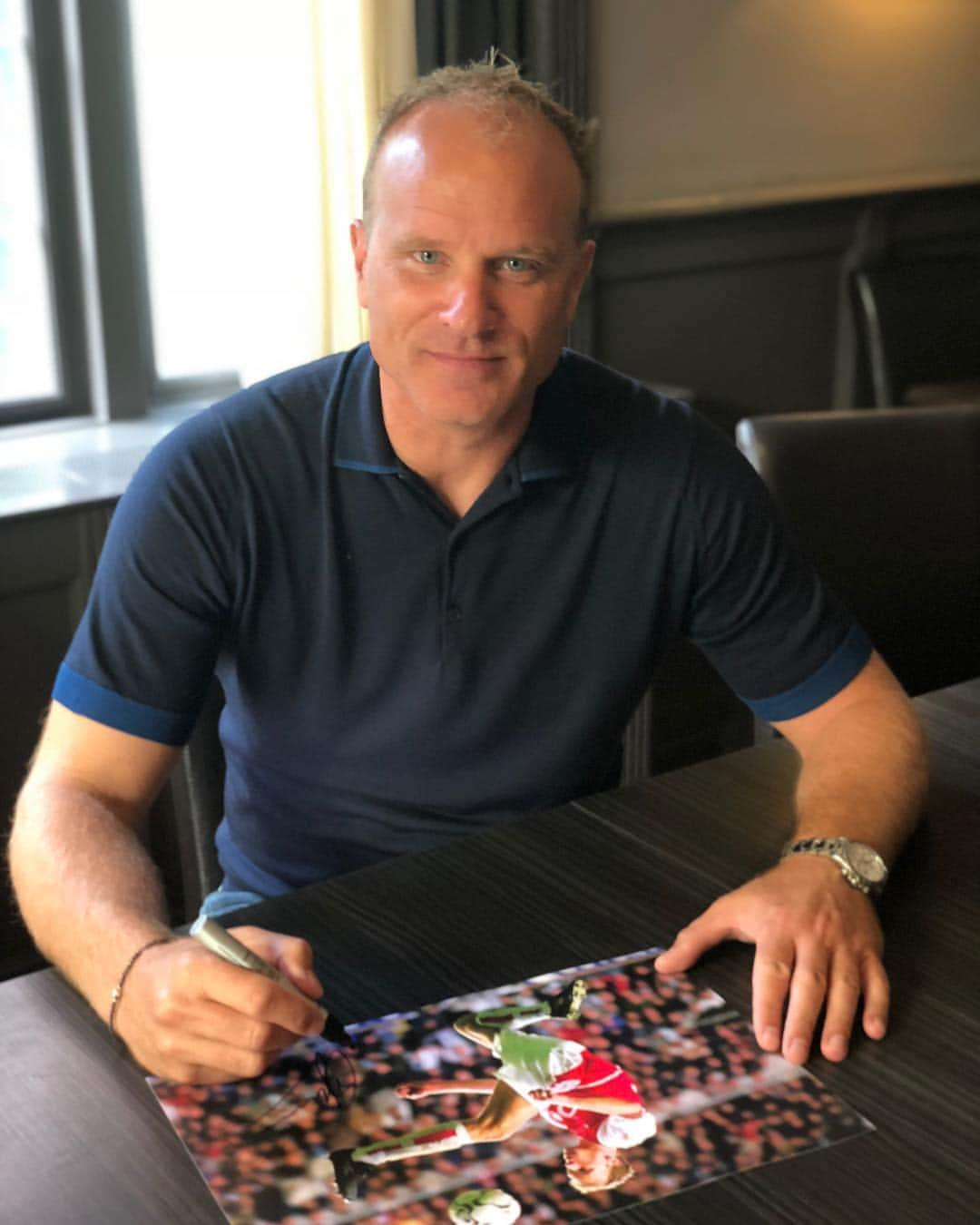 デニス・ベルカンプのインスタグラム：「Always nice to sign (items) for the Arsenal 😉」