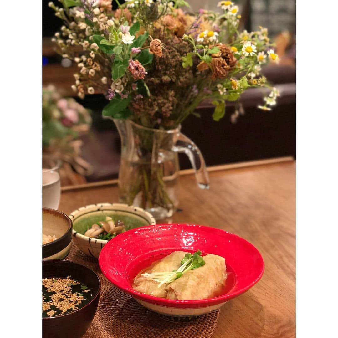 高山直子さんのインスタグラム写真 - (高山直子Instagram)「お腹すいたーー！🐷 こちらは昨日の夜ごはん🍚🍚🍚 ●和風ロールキャベツ ●鶏とキノコの炊き込みご飯 ●ほうれん草としめじの胡麻和え ●お土産で貰ったワカメスープ 夫が社員旅行でひとりごはん。ひとりごはんの方が、煮込んだり何したりじっくり作ることが多い気がする🤣 #暇か 丁寧にアク取りした透き通るお出汁は、最後まで飲み干したくなるほど美味しい🧡✨ たくさん作って冷凍と冷蔵で🙃🙂 #なおコロ食堂 #夜ごはん#晩ごはん#ロールキャベツ#和食#定食#炊き込みご飯#食欲の秋#腹ペコ#ひとりごはん」10月3日 12時08分 - nao_70koro