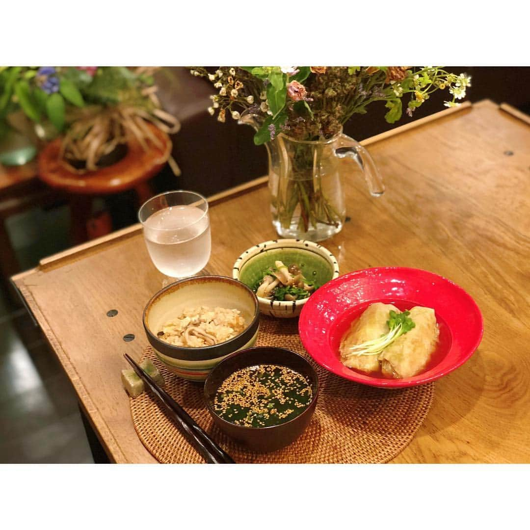 高山直子さんのインスタグラム写真 - (高山直子Instagram)「お腹すいたーー！🐷 こちらは昨日の夜ごはん🍚🍚🍚 ●和風ロールキャベツ ●鶏とキノコの炊き込みご飯 ●ほうれん草としめじの胡麻和え ●お土産で貰ったワカメスープ 夫が社員旅行でひとりごはん。ひとりごはんの方が、煮込んだり何したりじっくり作ることが多い気がする🤣 #暇か 丁寧にアク取りした透き通るお出汁は、最後まで飲み干したくなるほど美味しい🧡✨ たくさん作って冷凍と冷蔵で🙃🙂 #なおコロ食堂 #夜ごはん#晩ごはん#ロールキャベツ#和食#定食#炊き込みご飯#食欲の秋#腹ペコ#ひとりごはん」10月3日 12時08分 - nao_70koro