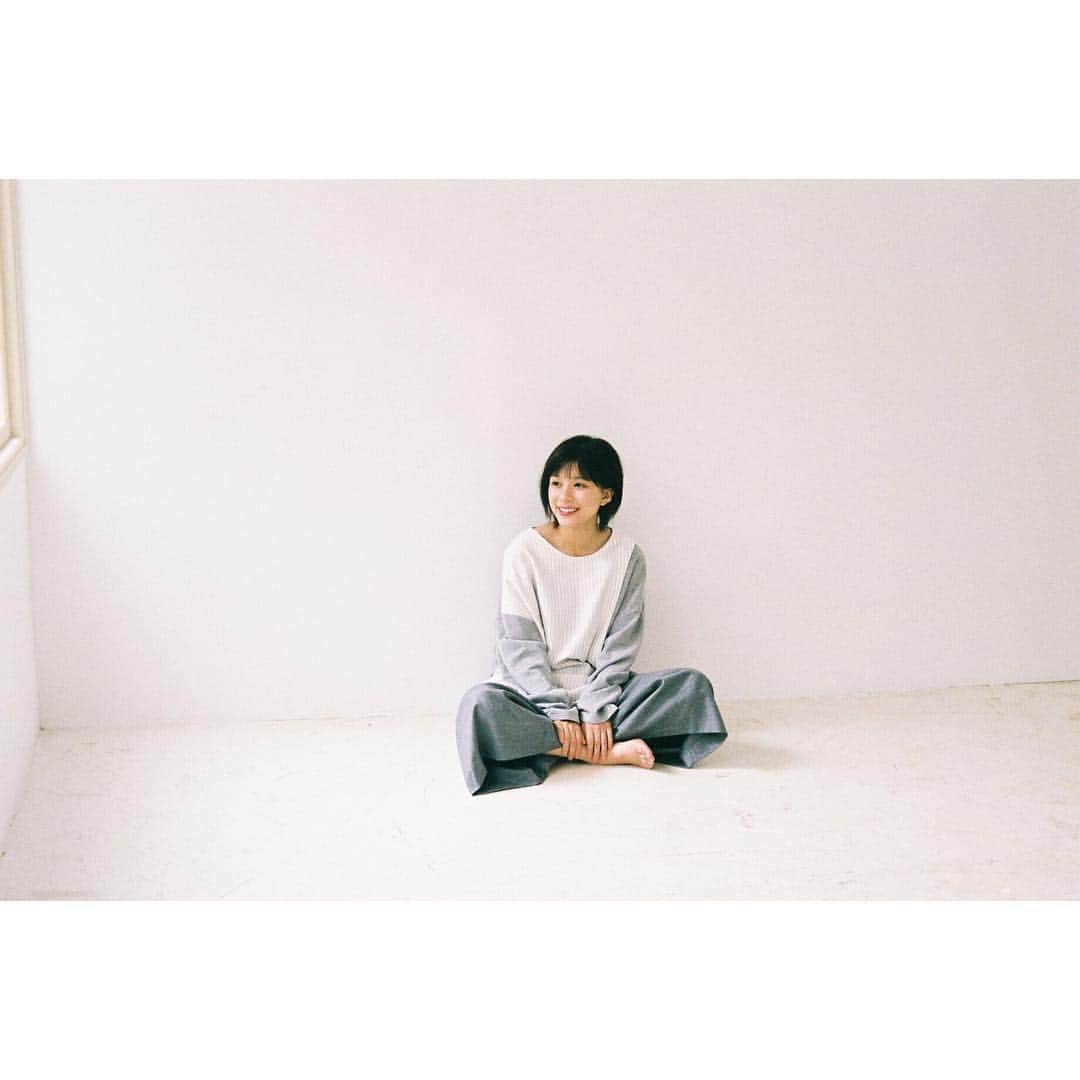 芳根京子さんのインスタグラム写真 - (芳根京子Instagram)「プロフィールの写真が 新しくなりました。  インスタの写真も変えてみました。 (^^) #film  #インスタ #Twitter #アメブロ #ホームページ #事務所の写真 #全てリニューアル  #是非チェックしてください☺︎」10月3日 12時55分 - yoshinekyoko