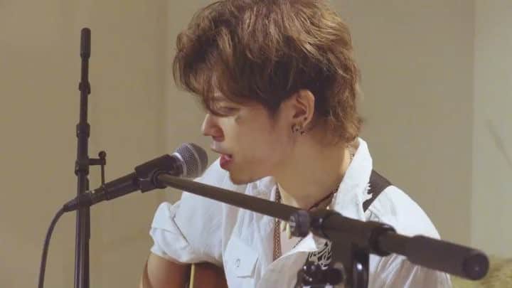 Rikiyaのインスタグラム：「YouTubeに新しい動画UPしました！今回は大好きな曲、ONE OK ROCK のPierceのアコースティックカバーです。フルはプロフィールのリンクから！是非チェックしてみてください！ #music #rock #acoustic #cover #oneokrock #ワンオク #ワンオクロック #rikiya #mute2 #followｍe」