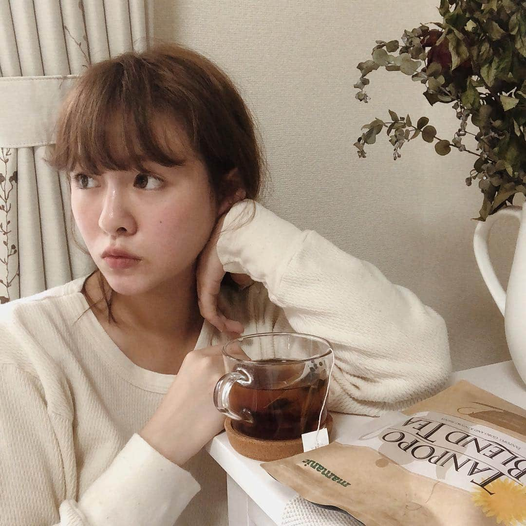 菅谷梨沙子さんのインスタグラム写真 - (菅谷梨沙子Instagram)「そういえば最近たんぽぽ茶をまた飲み始めました𓆸 @mamanic_official 妊娠中はマネージャーさんから頂いたルイボスティーを飲んでいましたが、産後はとにかく浮腫みが酷く、これから寒くなってくると冷え性の症状も出てくるのでまたお世話になります。 黒豆茶みたいな深みがあるお茶で、ノーマルタイプで飲んだり牛乳を入れるとカフェオレ風になるので、毎日朝と夜に飲んでます。 たんぽぽ茶の効能を調べて見ると、ノンカフェインなので妊活されてる方から妊娠中〜授乳期、私みたいに冷え性・浮腫みに悩んでいる方に良いみたいなのでオススメです☕️𓍣 . #ママニック  #たんぽぽブレンドティー  #たんぽぽ茶  #お茶  #ノンカフェイン」10月3日 20時08分 - risako_sugaya