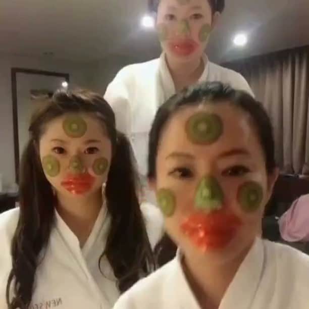 長嶺菜菜子のインスタグラム：「音量注意⚠️ . 韓国のホテルにて パックをしながら(*ﾟ∀ﾟ*) . 完全TikTocハマった(*ﾟ∀ﾟ*) . 顔に載ってるの キウイのマスクシート🥝 と リップシート💋 . 最後の わぉ〜〜 とか 完全 ハロウィン👻🧟‍♀️だわ笑 . . #韓国旅行 #韓国女子旅 #女子旅3人娘 #岩手県民と福島県民と沖縄県民 #韓国でTikToc #TikTocにハマる30オーバー #korea #seoul」