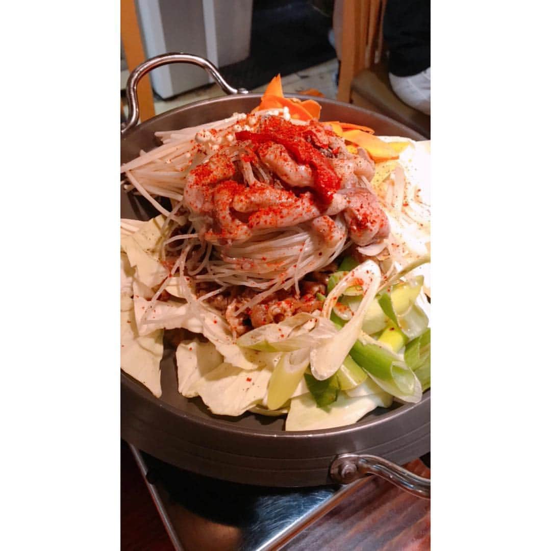 則島奈々美のインスタグラム：「三茶でタコ鍋食べて🐙 チャミスルもどき飲んで🍶 流行りのタピオカミルクティ飲んで🥛  #辛いの強いお酒の甘いのやったら体調悪くなりました🤣 #そりゃそーだ #胃がびっくりしてるわ」