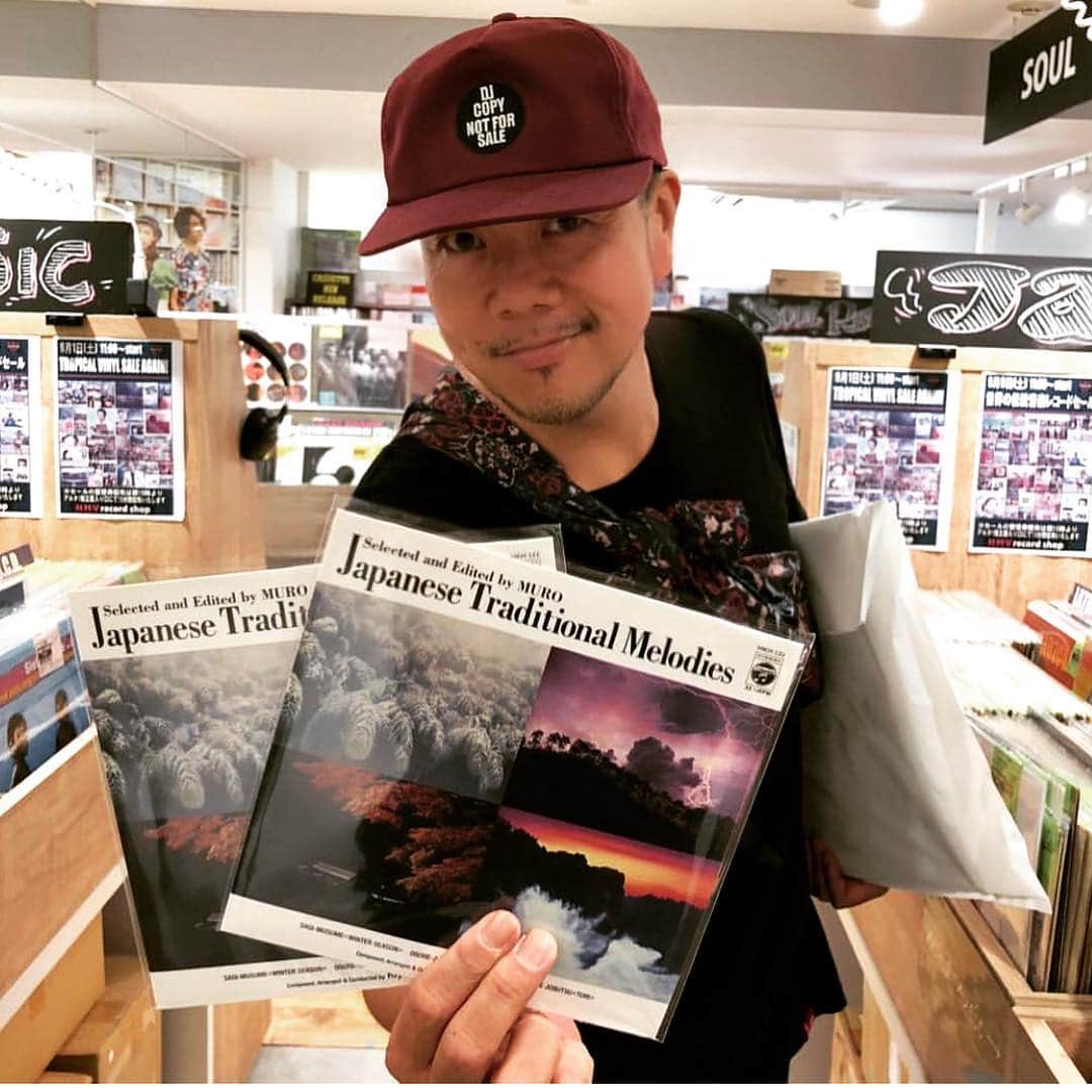 のインスタグラム：「選曲とエディットをやらせて頂いた山屋清さんの4曲入りのドーナツ盤が、本日HMVで㊗️リリースされマスター！🇯🇵🍩 山屋清さんの真ッ黒な4曲で、 日本の四季を堪能してください！ @hmvrecordshop_shinjuku  @hmvrecordshop_shibuya  @hmvrecordshop_kichijoji  #日本コロンビア #nipponcolumbia  #1976 #1977  #山屋清 #鷺娘 #恐山 ##japanesetraditionalmelodies  #selectandeditedbymuro」