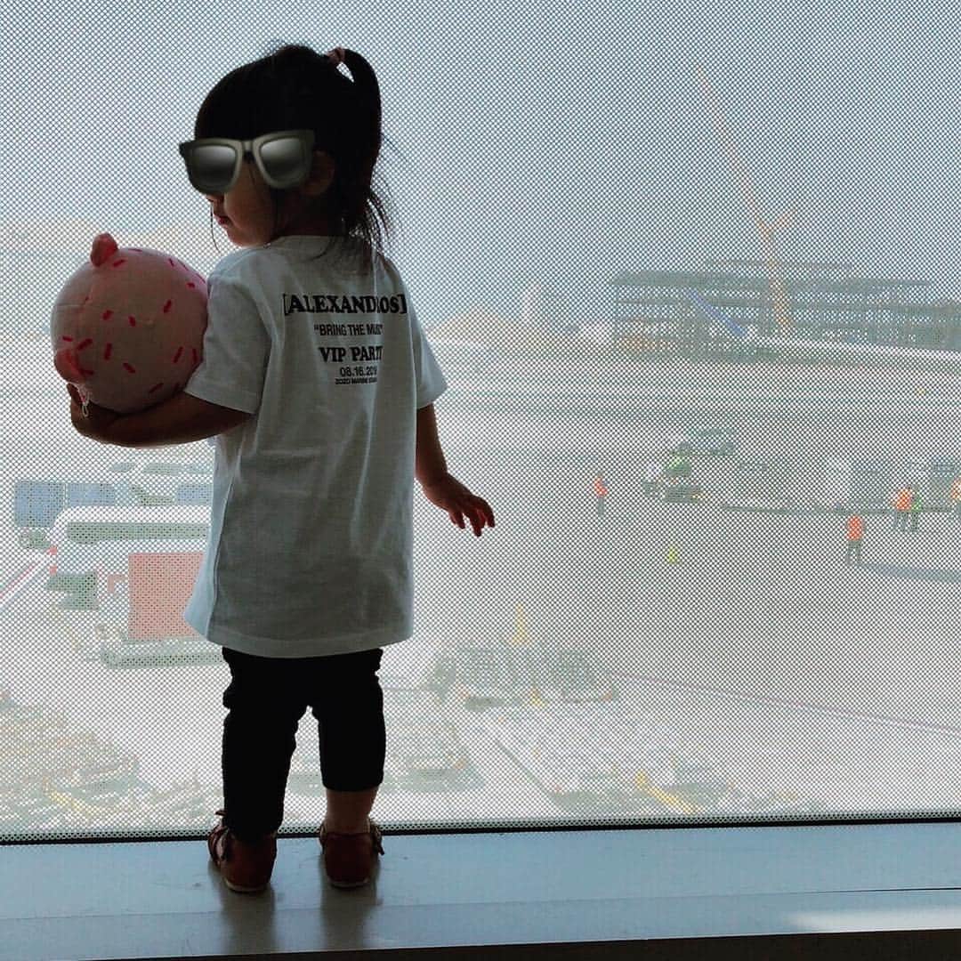 後藤真希さんのインスタグラム写真 - (後藤真希Instagram)「初めての飛行機に乗った娘♡ 飛んでいる飛行機を見ながらあれに乗るんだよー！というと、あの小さいものに乗れるわけないでしょ…みたいな反応が面白かった笑」10月3日 17時28分 - goto_maki923