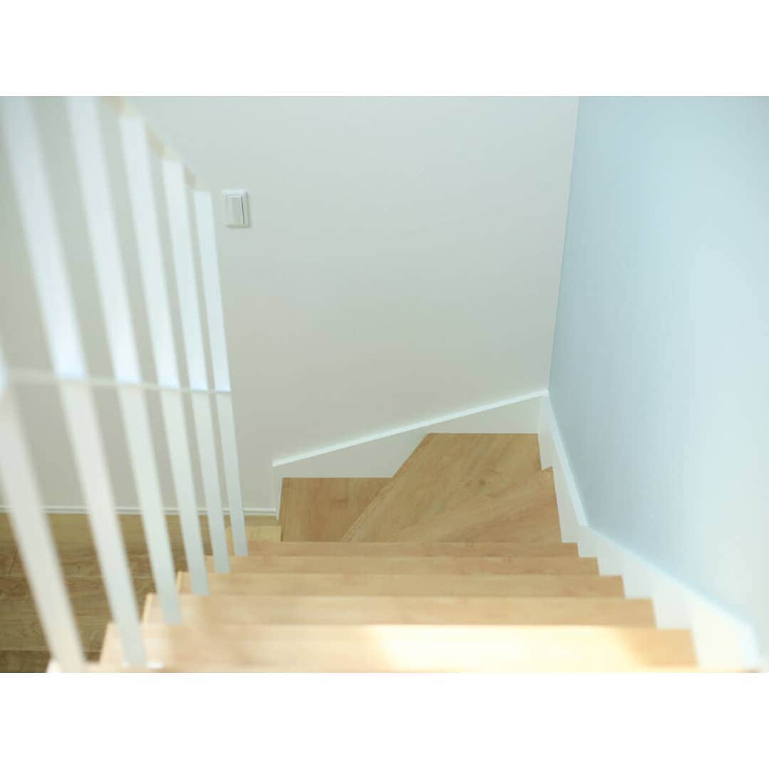 homelife 夢を叶える暮らし方のインスタグラム：「【明るい階段】 . 水色と白のクロスがさわやか 白い手すりもおしゃれですね＊ 二階から光が入り明るい階段に . . ◆―――――――――――――――◆ ▷ more… @homelife_gallery ◆―――――――――――――――◆ . . #階段 #壁紙 #無垢材 #明るい家 #自然素材 #ナチュラルな暮らし #家族と暮らす #アクセントクロス #開放的 #家族 #おしゃれな家 #マイホーム #福知山 #豊岡 #加東 #姫路 #注文住宅 #自由設計 #デザイン住宅 #family #house #home #homelife_京都 #homelife_大阪 #homelife_兵庫 #ホームライフ #ホームライフ100 #アーキホームライフ」