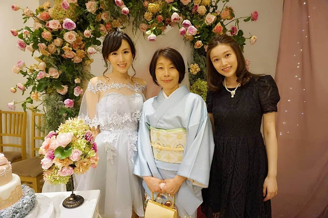 谷中麻里衣さんのインスタグラム写真 - (谷中麻里衣Instagram)「Best friend's wedding 👰 . ミス日本で仲良しなえりかちゃんの結婚式💓 . 語り合ったことを思い出しては笑って泣いて、感動の連続でした✨ 本当におめでとう♥️ . フラワーシャワーやローズセレモニーに選んでもらって光栄でした💐 皆へのメッセージや心遣いたくさんで、えりかちゃんらしさ満載☺️ . #結婚式 #挙式 #人前式 #フラワーシャワー #ローズセレモニー #ダズンローズ  #ミス日本 #鈴木恵梨佳  #ウェディングドレス #galialahav  #wedding #weddingkiss」10月3日 17時43分 - marieyanaka