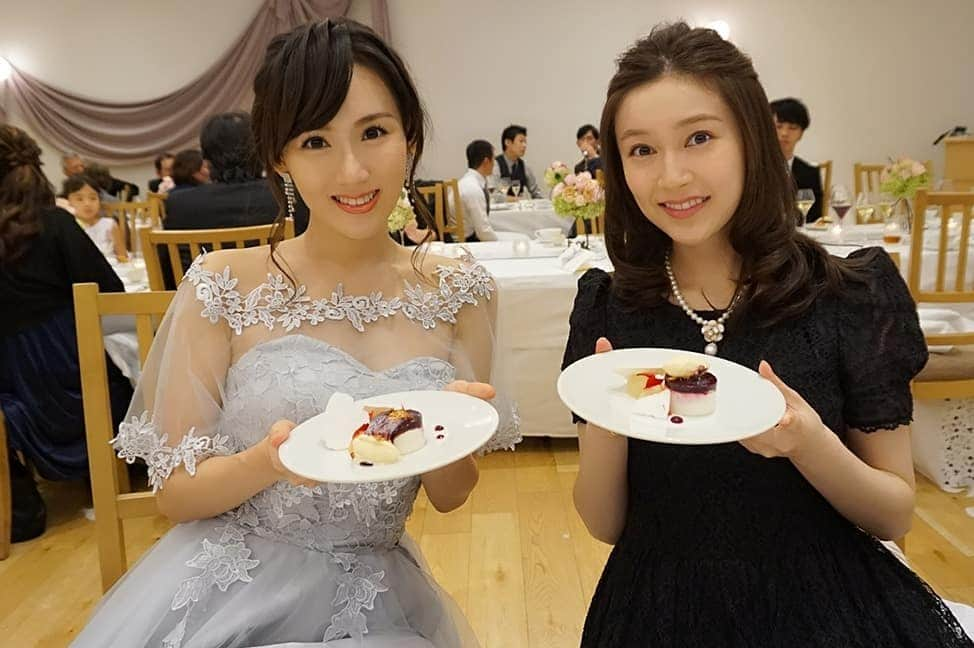 谷中麻里衣さんのインスタグラム写真 - (谷中麻里衣Instagram)「Best friend's wedding 👰 . ミス日本で仲良しなえりかちゃんの結婚式💓 . 語り合ったことを思い出しては笑って泣いて、感動の連続でした✨ 本当におめでとう♥️ . フラワーシャワーやローズセレモニーに選んでもらって光栄でした💐 皆へのメッセージや心遣いたくさんで、えりかちゃんらしさ満載☺️ . #結婚式 #挙式 #人前式 #フラワーシャワー #ローズセレモニー #ダズンローズ  #ミス日本 #鈴木恵梨佳  #ウェディングドレス #galialahav  #wedding #weddingkiss」10月3日 17時43分 - marieyanaka