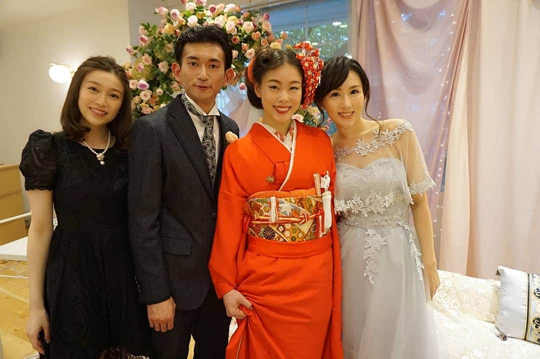 谷中麻里衣さんのインスタグラム写真 - (谷中麻里衣Instagram)「Best friend's wedding 👰 . ミス日本で仲良しなえりかちゃんの結婚式💓 . 語り合ったことを思い出しては笑って泣いて、感動の連続でした✨ 本当におめでとう♥️ . フラワーシャワーやローズセレモニーに選んでもらって光栄でした💐 皆へのメッセージや心遣いたくさんで、えりかちゃんらしさ満載☺️ . #結婚式 #挙式 #人前式 #フラワーシャワー #ローズセレモニー #ダズンローズ  #ミス日本 #鈴木恵梨佳  #ウェディングドレス #galialahav  #wedding #weddingkiss」10月3日 17時43分 - marieyanaka