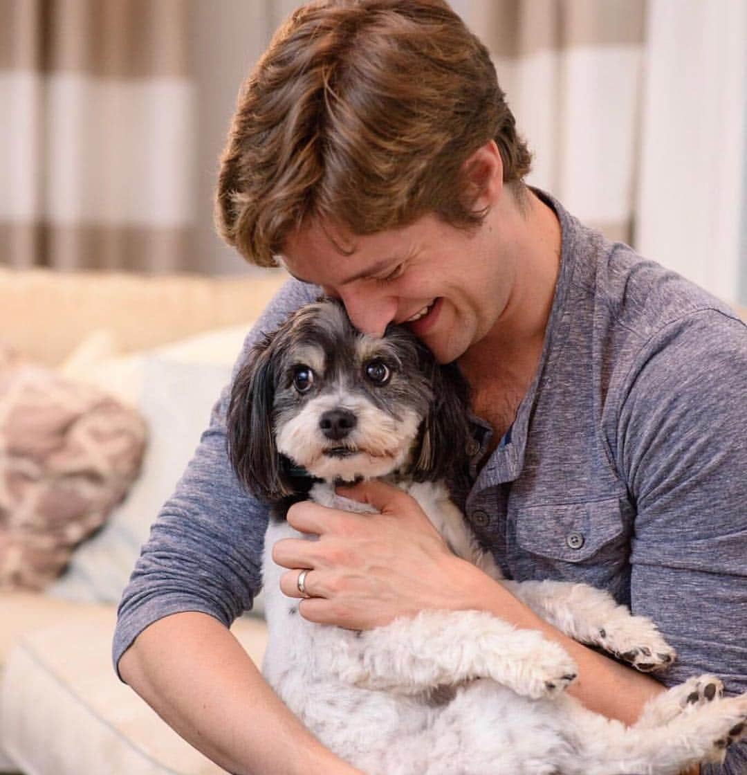 チャーリー・ホワイトのインスタグラム：「Dogs are the best people Say Hi to DJ and Finn!」