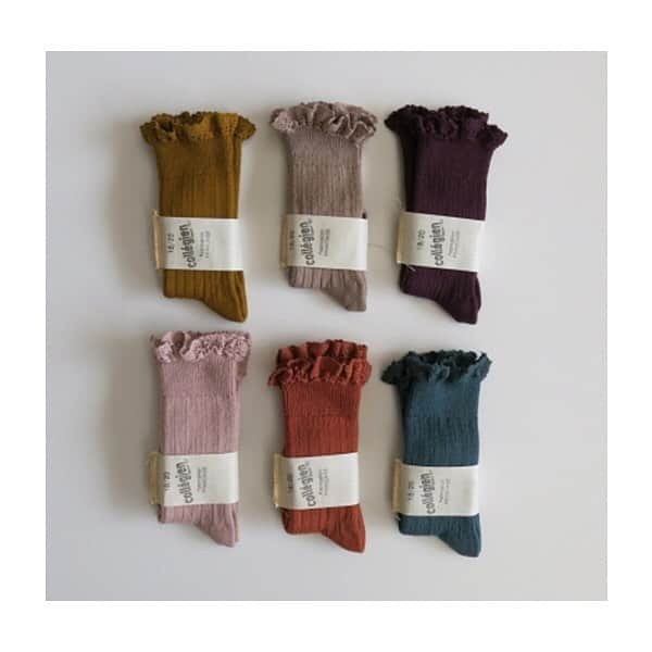 コレジアンのインスタグラム：「Shop the cutest socks ever!!! 🤗❤️ . . . Picture @thelittlestandard 😘 . . #chaussetteshautes #ribbedsocks #kneehighsocks #fashionaccessories #fashionforchildren #details #fashion #perfecthue #collegien #extrasoft #madeinfrance #unique #lacetrim #rufflesocks #lacetrimkneehighs」