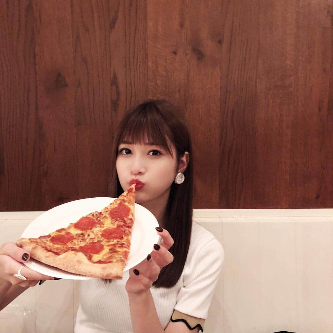 生見愛瑠さんのインスタグラム写真 - (生見愛瑠Instagram)「巨大ぺぱろにぴざ  #ぐるめるる #pizzaslice」10月3日 20時22分 - meru_nukumi