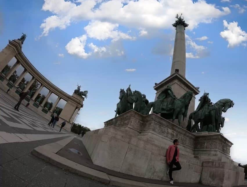 入江陵介さんのインスタグラム写真 - (入江陵介Instagram)「We love Budapest🇭🇺 ブダペスト観光！ その都市の歴史を肌で感じる事は重要👍🏻 そしてインスタ映え、フォトジェニックを意識した観光。笑  #Budapest #worldcup #TOMFORD #ブダペスト #ブダ城 #漁夫の砦 #セーチェーニ鎖橋 #英雄広場 #インスタ映え意識 #モデル風意識」10月3日 20時46分 - ryosuke_irie