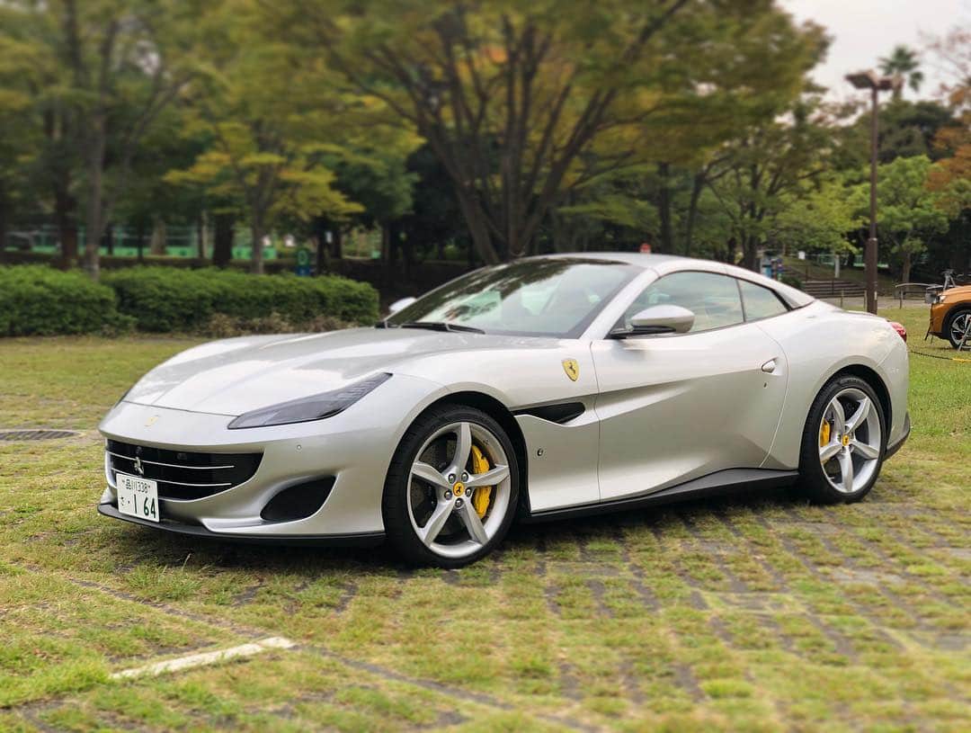 ユージさんのインスタグラム写真 - (ユージInstagram)「Ferrari Portofino🏎ハードトップオープン最高✨一応四人乗りです👍V8 3.9Lターボ 600馬力 #600馬力 #ferrariportofino  #drivingferrari」10月3日 20時49分 - yujigordon
