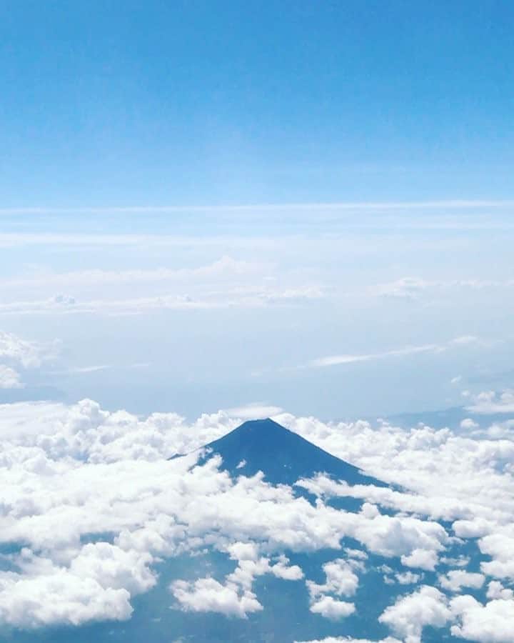 緑友利恵のインスタグラム：「綺麗なスカイブルーに包まれて🎗 #富士山 #お天道様 #スカイブルー」
