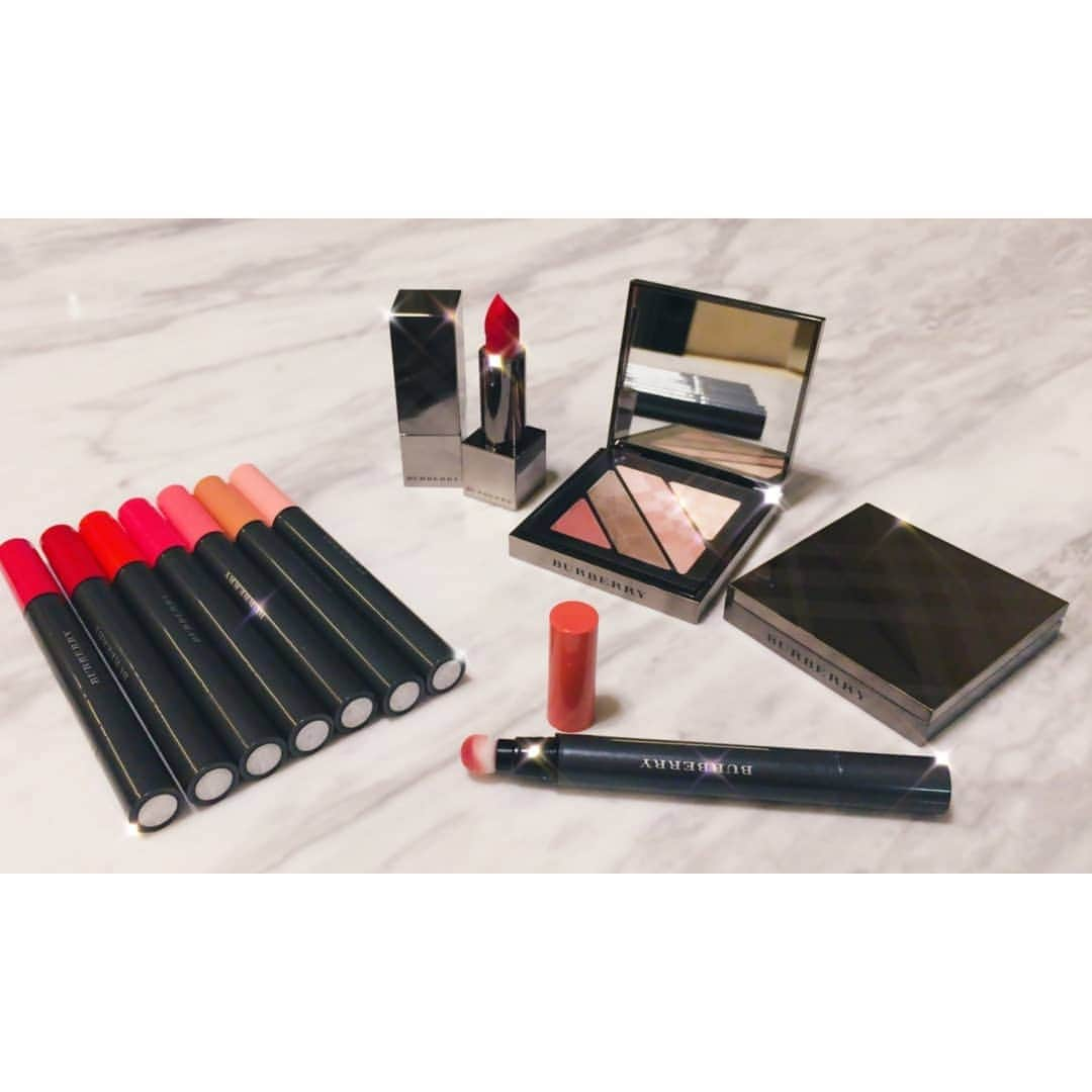 ユラさんのインスタグラム写真 - (ユラInstagram)「Big thanks to #Burberrybeauty I love them all! * ° ° ° #lipvelvetcrush #Militaryred💄」10月3日 22時37分 - yura_936