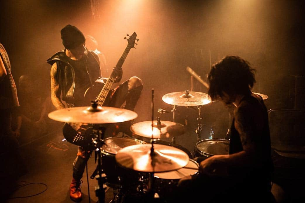 清水亮さんのインスタグラム写真 - (清水亮Instagram)「CROWN THE EMPIRE UK&EURO TOUR Day12 Antwerpen🇧🇪 Photos by @dajoeberlei」10月3日 22時46分 - coldrain_rxyxo_bass