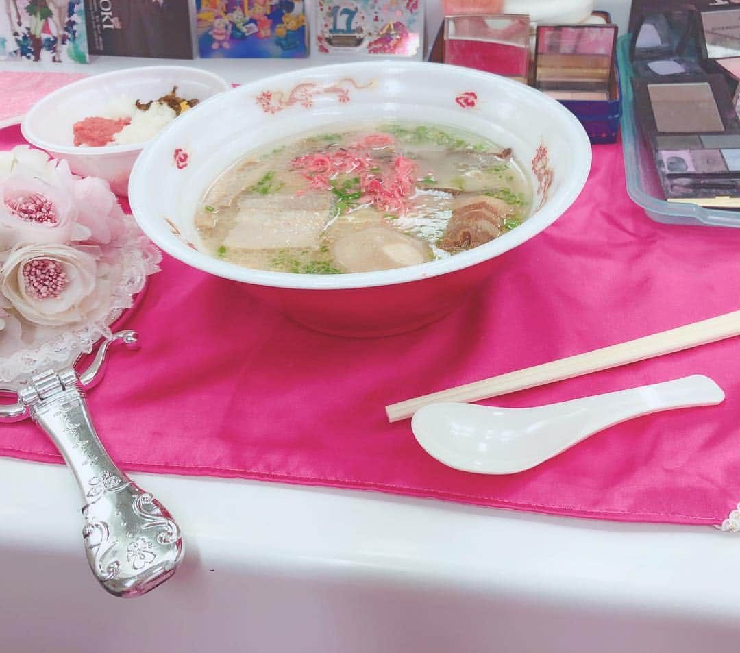 妃海風さんのインスタグラム写真 - (妃海風Instagram)「すごすごすごっ 今日は楽屋にラーメン屋さんがきたのですっ😳❤️❤️❤️ . お腹出てるお衣装やから、気をつけねば。。と、思いつつ。 美味しく頂いてしまいました😳✨ . 明日は一回公演！ からの、meetふぅちゃん。です😊❣️ . love it！のみんなに会える😌💕 今からわくわく止まりません。 . しっかし。。 ピンクとラーメンは合わないなあ。。🤔💦 だけどピンクは、やめられませぬ。笑 . おやすみなさい また明日ね🌈😊 . #ラーメン #ピンク #あわないね。笑」10月3日 23時01分 - fuhinami_official