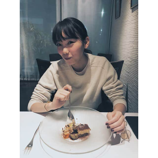 玉城ティナさんのインスタグラム写真 - (玉城ティナInstagram)「同い年で同じ仕事してる仲の良いおともだちってあんまりいないからとても貴重だし大事です。  いきなり早めの誕生日お祝いしてもらってびっくりして嬉しかった〜〜プレゼントの箱を自分で閉じられず、閉じてくれるまりえもいます。笑  もう21歳か、、、、、、、ヤバア」10月3日 23時10分 - tinapouty