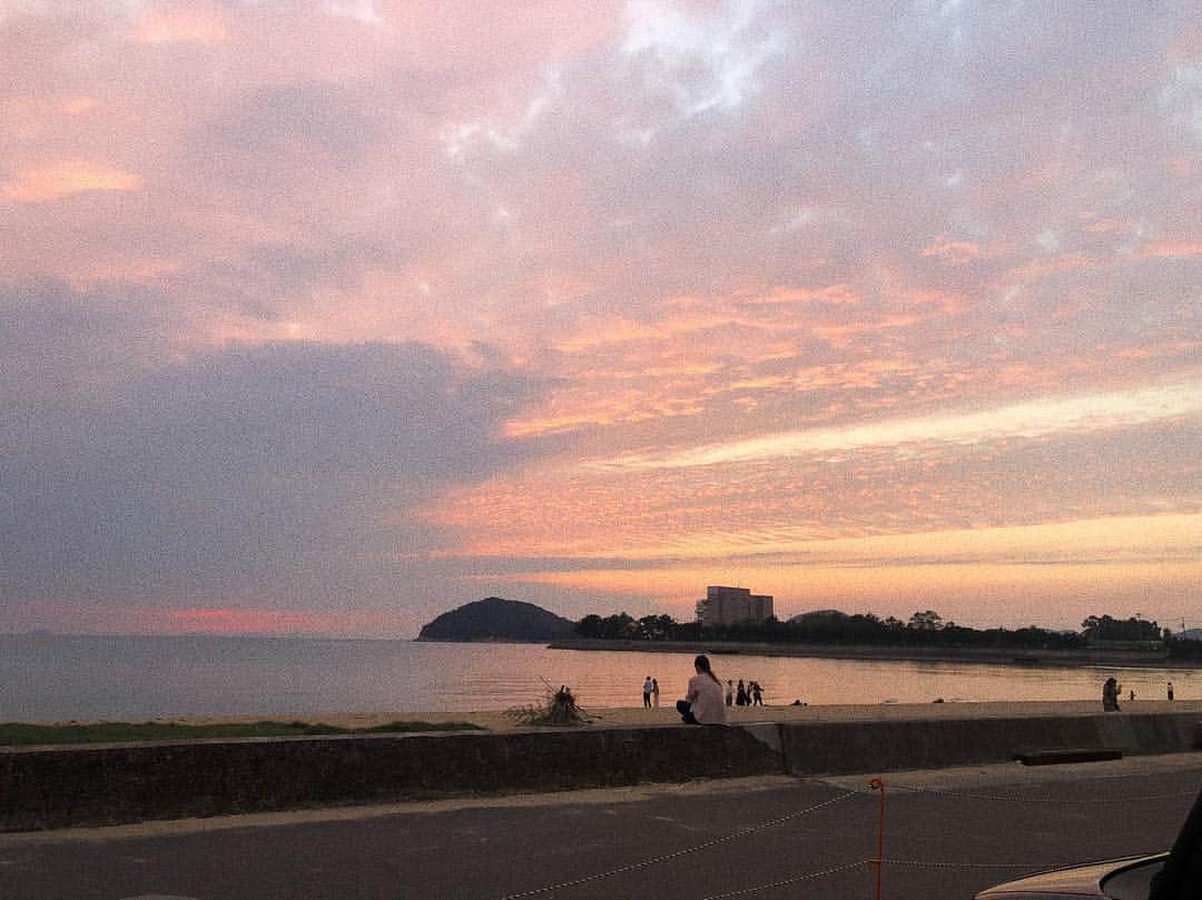 宮崎葉さんのインスタグラム写真 - (宮崎葉Instagram)「日本のウユニ塩湖🗾 に、なるはずやった父母ヶ浜です。 天気がうまくいかなくて 思った景色は見れなかったけど 十分きれいな夕陽が見れてまんぞく❤︎ #父母ヶ浜 #四国 #香川県 #うどん県 #そういえばうどんまだ食べてないや」10月3日 23時18分 - you_miyazaki