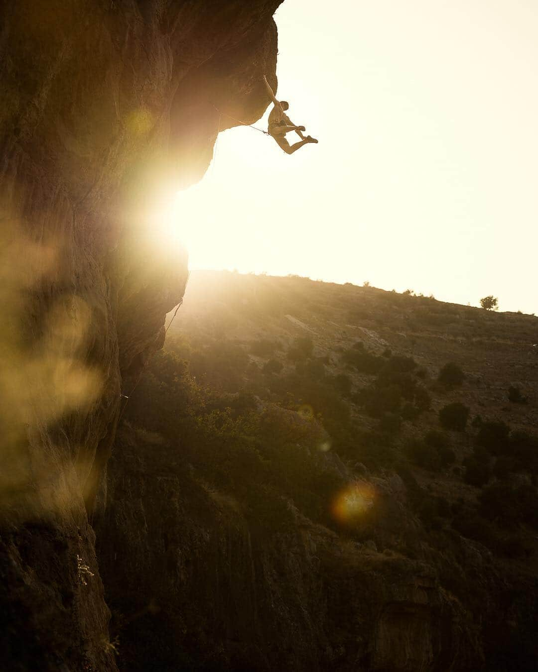 マグナス・ミトボのインスタグラム：「First day in Jordan 🇯🇴 30 to go!  With @sashadigiulian @janvincentkleine  @norrona #welcometonature @visitjordan」