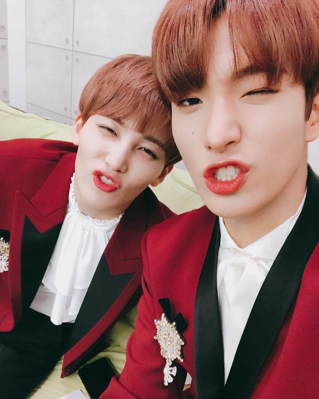 SEVENTEENさんのインスタグラム写真 - (SEVENTEENInstagram)「[17'S 도겸] 마이 브라더 윤정한!!!😝😝 24번째 생일을 진심으로 축하해~ 이렇게 생일에 우리 모두 다 같이 보낼 수 있어서 너무 좋다~ 앞으로 평생 생일 챙길 건데 ㅋㅋ 건강 잘 챙기고! 아프지 말고 더 열심히 하자 우리!!😊 사진 대방출 할게 형 ㅋㅋㅋ 엽사 미안,,😂😂 아무튼 생일 축하하고!! 앞으로 행복하게 웃으면서 더 사이좋게 지내자😊💓 알라븅 정하니형」10月4日 0時54分 - saythename_17