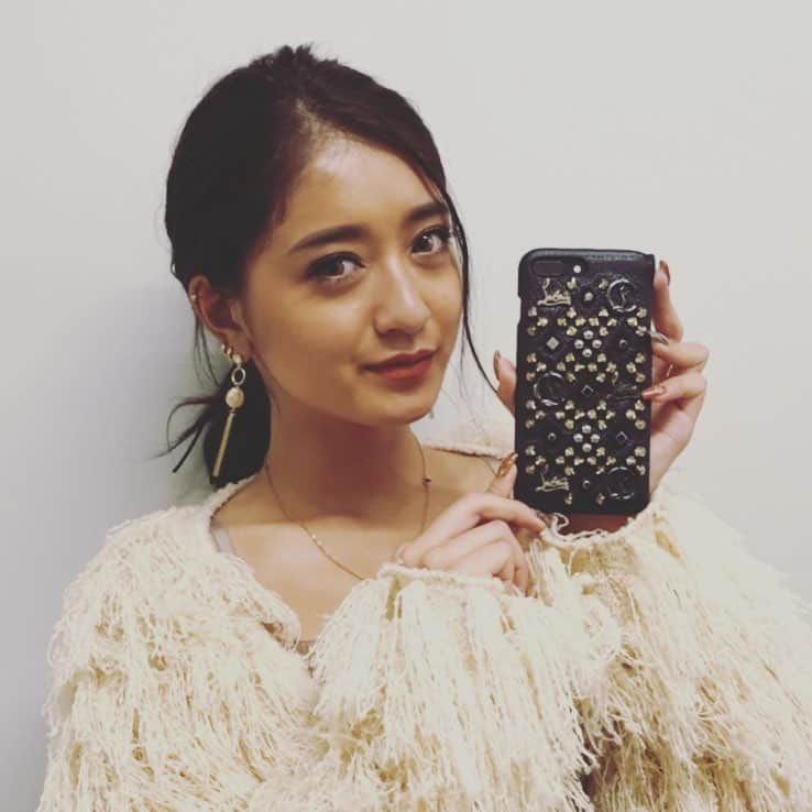 読売テレビ「ダウンタウンDX」さんのインスタグラム写真 - (読売テレビ「ダウンタウンDX」Instagram)「#みちょぱ #スターの私物 #ルブタンのスマホケース #4万円 #使用歴１年 #レザーの渋さとキラキラゴツゴツを兼ね備えてる #最新秋ファッション #鳥かな #スカートはヒョウ柄で攻めてる #逆に攻める系 #ロールキャベツ系女子コーデ #と名付けてみる #みちょぱになりたいならこのコーデ #でもこの髪型私がやってもよくいるお母さんになるわ #ダウンタウンDX」10月4日 2時03分 - downtowndx