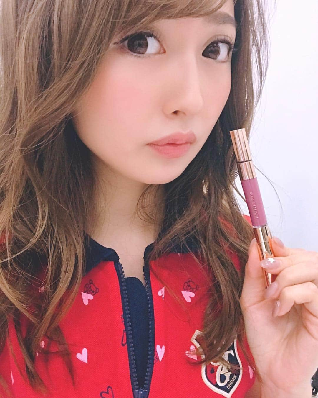 西村笑花さんのインスタグラム写真 - (西村笑花Instagram)「💄 ・ ・ 撮影中〜📸⛳️🏌️‍♂️‍♀️ 今日は新作#コフレドール の #コントゥアリップデュオ の リップをつけてるよ💋 影色と光色の2色が1本になっているから 1本で持ち運びも便利で唇に立体感がでてとても良い☺️✨ ・ カラーも8色あってどれも可愛い色🧡 他のカラーの使用感もこのハッシュタグからみれるよ👀↓ 💋#RonR8color 💋 私が使ってるカラーはスモーキーピンク💄🌼 ナチュラルなカラーだけどしっかりと立体感があるから 大人らしく秋のお洋服にもぴったりです❤︎ #ROUGEONROUGE #3Dリップ #リップ #リップグロス #pr #lipstick #glossy #selca #selpic #selstagram #instaselfie #💋 #💄」10月4日 13時18分 - emika_nishimura