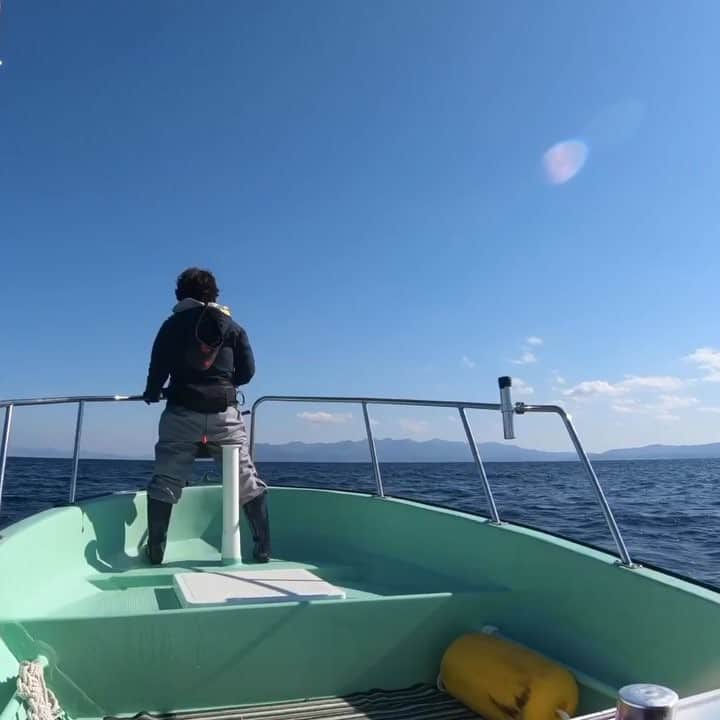 スーパーナブラのインスタグラム：「． ． クロマグロを狙う者⚡️ ． 10月の津軽海峡は極寒です💦 小さい船は揺れるし波かぶるし大変だけど 最速の船でしか届かないナブラがあります ． 百戦錬磨の船長より早くマグロを見つけて ロッドで進む方向を示すのです☺️✨ ． 黒いダイヤが釣れることを祈っています！ ． #マグロ#東北#釣り#釣りガール ． ※ 2つ前の投稿からの続きです ※ 釣りガールさんへ」