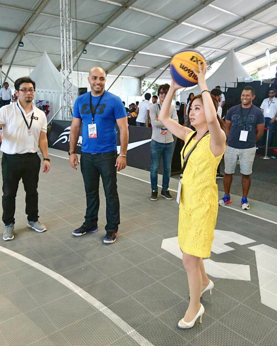 のインスタグラム：「見てください、この周りの方のちょっとした失笑的な半笑いw﻿﻿ ﻿﻿ ﻿﻿ 先日のインドで初めてプロのバスケットゴールにシュートしました。﻿﻿ ﻿﻿ ﻿﻿ まあ、ボール届くわけもなくただぶん投げただけで終わりましたが。﻿﻿ ﻿﻿ ﻿何となく膝を使って投げるということは覚えていたw﻿ ﻿ ﻿ あまりにも高く遠くにそびえ立つゴールに怯みながらも、「もしかしたら入るかも」と期待を込めた自分が恥ずかしい(´ε｀●) ﾌﾞﾊｯ!! ﻿ ﻿ ﻿ #バスケットボール ﻿ #3bl ﻿ #インド﻿ #ハイデラバード」