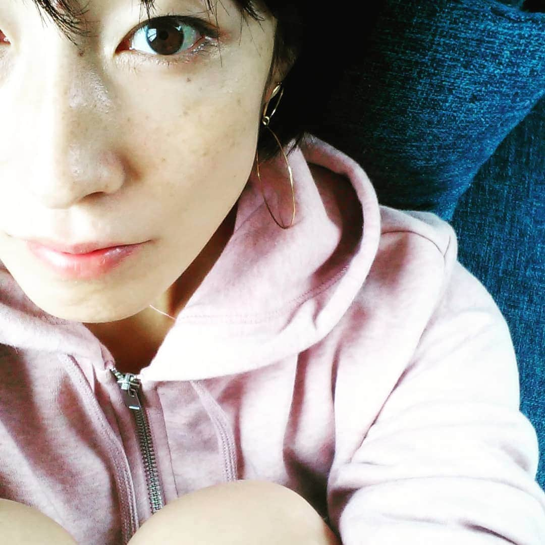 佐藤寛子さんのインスタグラム写真 - (佐藤寛子Instagram)「パーカーの季節。H＆Mの、形が可愛くてピンクと黒ゲット。これでこれからの季節なんとか乗り切れそうだぜ…服を断捨離しすぎて、やばいぜ…  #パーカー#H＆M」10月4日 10時27分 - memeco.s