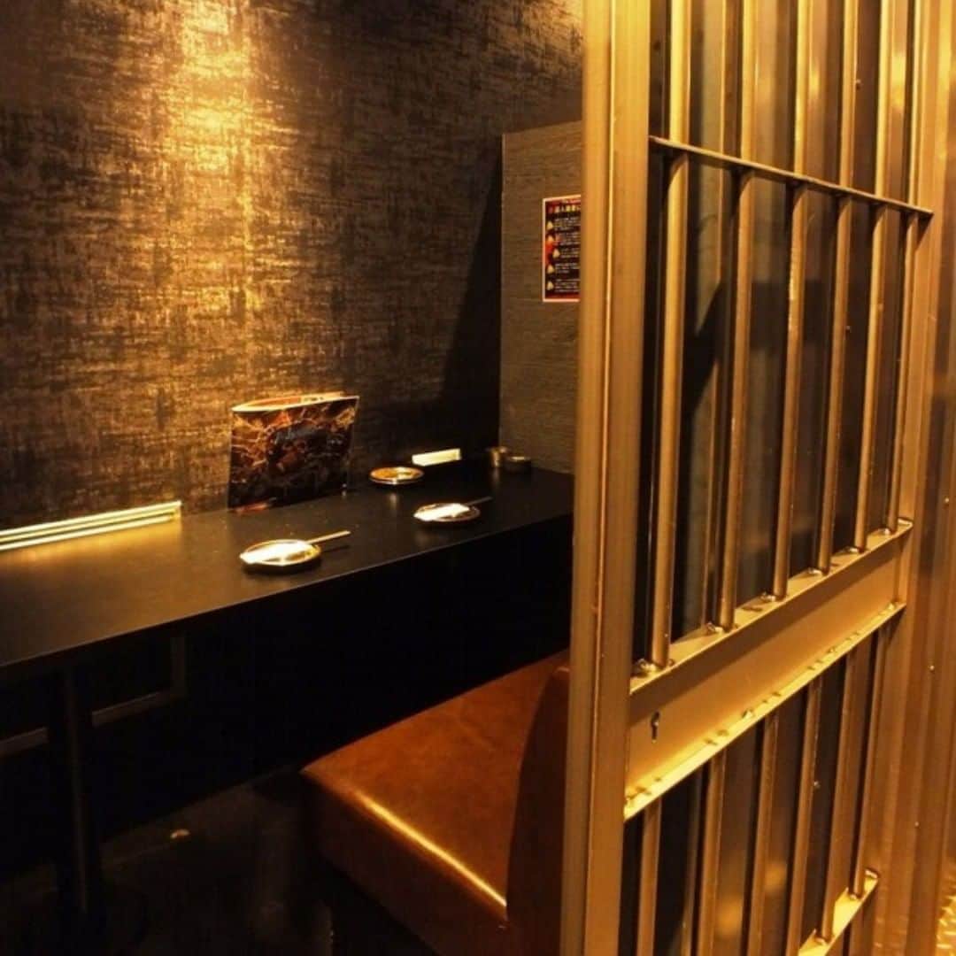 ロックアップ名古屋のインスタグラム：「こんにちは！監獄レストランザ・ロックアップNAGOYAです。ブログ更新しました！ 「いろいろなタイプの監獄（個室）を取り揃えております | ロックアップNAGOYA」 当店へのご来店お待ちしております。 ▼詳しくはこちら▼ http://xn--cckzau6cc4j8fpe3967aylav78evjg.com/archives/blog ☎電話番号　050-7576-5644  #飲み会 #パーティー #歓迎会 #宴会 #歓迎会 #居酒屋 #名古屋 #監獄 #コンセプト」