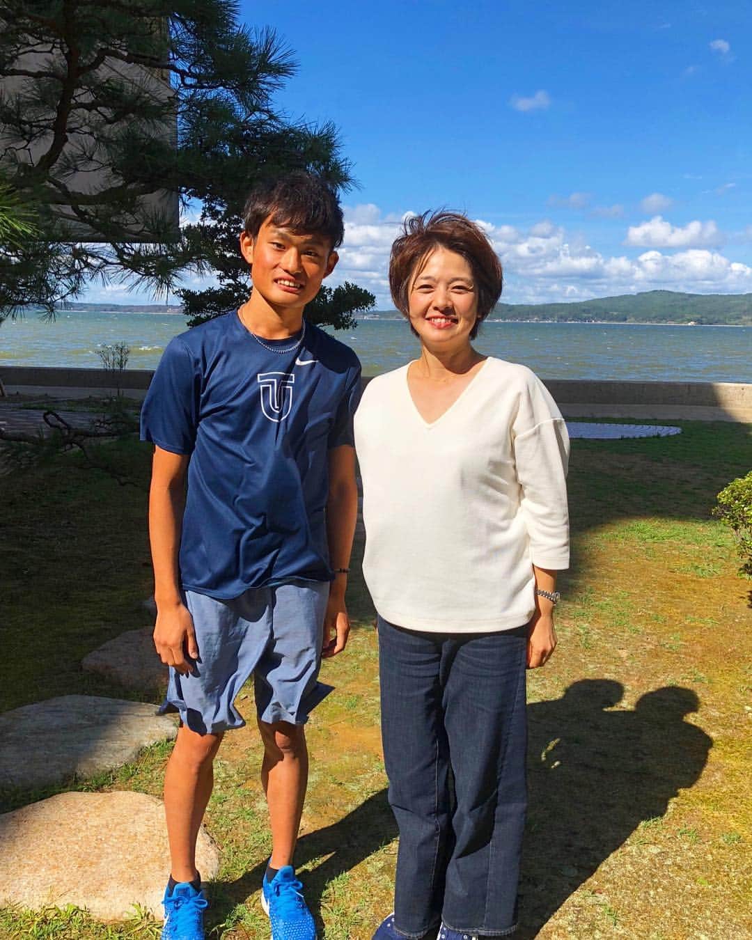 フジテレビアナウンサーのインスタグラム：「西山です。 駅伝ファンの皆さん、お待たせしました。いよいよ#出雲駅伝 まで1週間を切りました。 こちらの写真は親子写真ではありませんよ。東洋大学の夏合宿の取材の際に2年生エース#西山和弥 選手と写真を撮って頂きました。西山同士お互いを応援しています。西山君の鍛え上げられたふくらはぎに注目‼️この足で今年の箱根駅伝1年生で1区区間賞を取ったのです。出雲で西山選手がどんな走りを見せてくれるのか楽しみでなりません。 #西山喜久恵 #フジテレビアナウンサー」