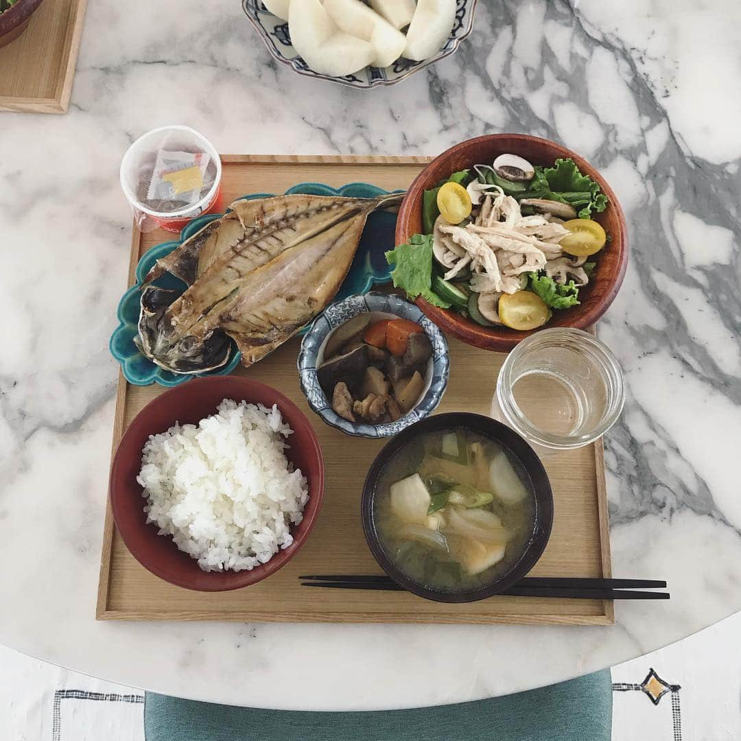 小泉里子さんのインスタグラム写真 - (小泉里子Instagram)「今朝のご飯。こんな朝食が1番安心するわ。 よく聞かれるお盆について。 聞かれるたびに考えてるんだけど、どこで買ったのか思い出せなくて😭 私ももっと欲しい… 誰か知りませんかね？笑 #里子飯」10月4日 11時39分 - satokokoizum1