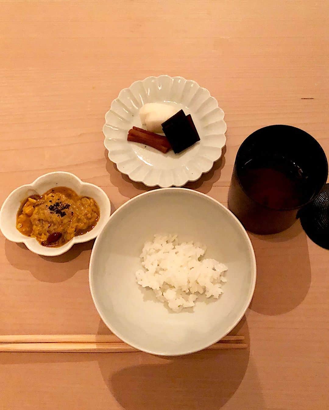 加藤紀子さんのインスタグラム写真 - (加藤紀子Instagram)「供されては「美しい」とため息、 食せば「美味しい」とまたため息。 空間、器、距離感、どれもこれも最高で、みんなとの写真を撮り忘れるミス🤭💦 #和食の素晴らしさをしみじみ堪能 #しばらくはこの余韻で家ご飯 #八雲茶寮」10月4日 12時12分 - katonoriko