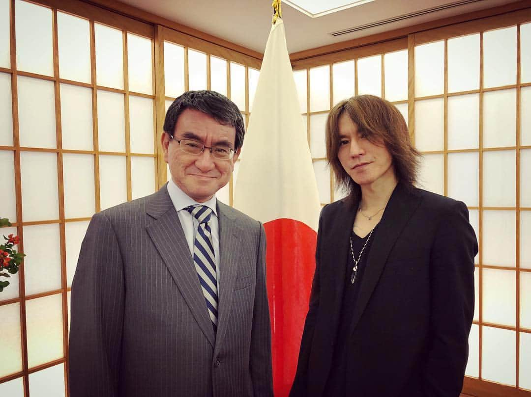 SUGIZOさんのインスタグラム写真 - (SUGIZOInstagram)「外務大臣に就任されて以降多忙を極める河野さんと久々の再会。」10月4日 23時37分 - sugizo_official