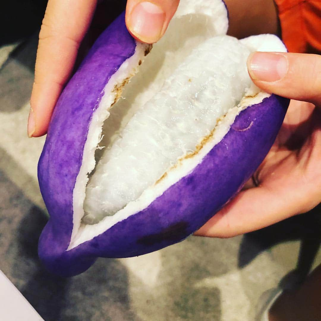 清水あすかさんのインスタグラム写真 - (清水あすかInstagram)「#アケビ #akebia  #フルーツ #fruits  #紫 #purple  #息子 が食べたいと言うので買ってみました！ 食べてわかったこと！ 種を出すのに必死になり、 皆無言になりニヤニヤ してしまうこと！www  #明治屋」10月4日 23時50分 - asukahime1015