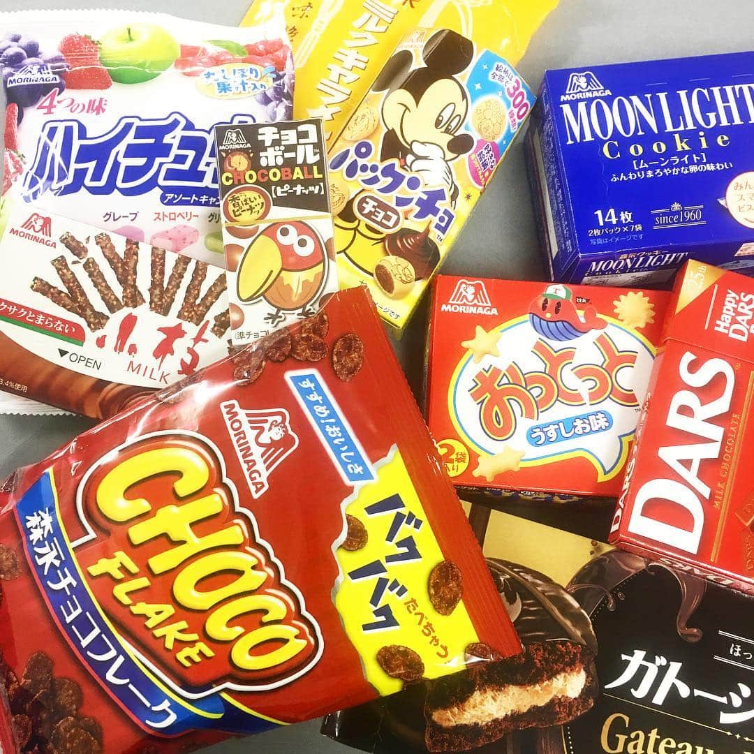 のインスタグラム：「#10月4日 は #森永天使の日 ！ かわいいエンゼルの箱でお届けする #天使のお菓子箱 ！ . 森永製菓のお馴染み商品をセレクトした #オリジナルセット が登場しました！こちらは春夏、秋冬でセット内容が変わります。 . 10〜3月の秋冬ver.はこちらでお届け！ . ① #チョコボール ピーナッツ ② #ダース ミルク ③ #小枝 ミルク ④ #チョコフレーク ⑤ #パックンチョ チョコ ⑥ #ムーンライト ⑦ #ガトーショコラ ⑧ #ミルクキャラメル 袋 ⑨ #ハイチュウ アソート ⑩ #おっとっと うすしお味 . キョロちゃんのティッシュもプレゼント！ . #森永 #森永製菓 #morinaga #天使の日 #定番商品 #人気商品 #詰め合わせ #森永のお菓子 #お菓子セット #森永DARS #森永チョコフレーク #森永キャラメル」