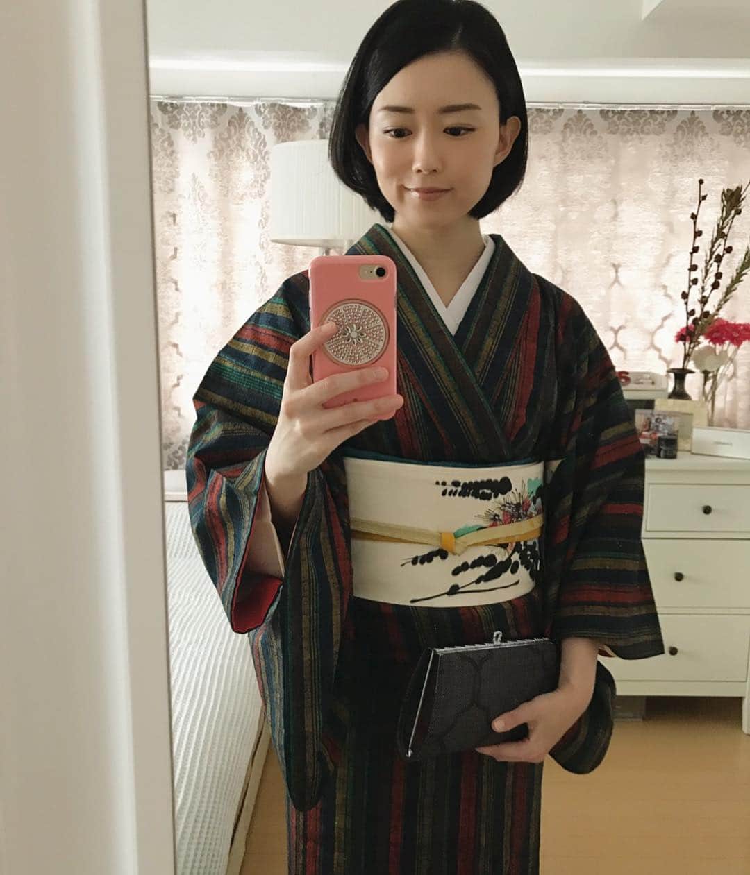 原田佳奈さんのインスタグラム写真 - (原田佳奈Instagram)「10月からは袷の着物を。 秋色の縞の紬に、モダンな柄の名古屋帯を合わせました。 野暮ったくなりがちな紬も洗練された印象に。 同じ色が一つでも入っているとコーディネートが決まりやすいです💁‍♀️ #着物 #kimono #着物コーディネート #紬 #秋色コーデ #大島紬の端切れで作ったクラッチバッグ #着物は母から #帯とバッグは祖母から #茶道 #thewayoftea」10月4日 15時26分 - kanaharada1211