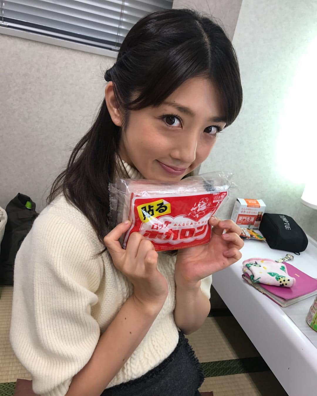 小倉優子さんのインスタグラム写真 - (小倉優子Instagram)「毎日気温差が激しいですが、皆さんはご体調は崩されていませんか？ 私は風邪気味なので、ホッカイロを貼りました✨ そろそろ、自宅で素足で過ごす生活から靴下を履こうと思います😊 脚を冷やさないことは、身体を温める効果があると聞きました💓 冷え性なので、身体を温める生活を心掛けたいです✨」10月4日 16時39分 - ogura_yuko_0826