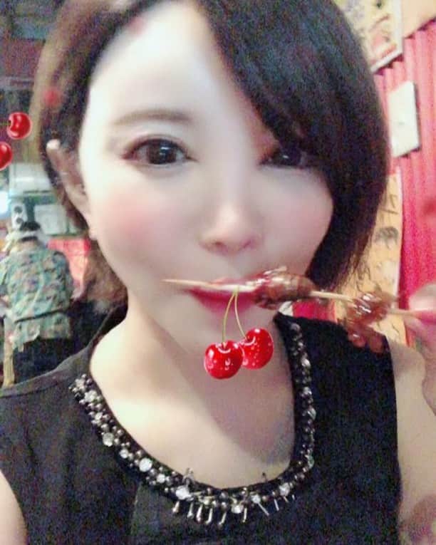里美ゆりあのインスタグラム：「セミ食べてるけどサクランボぶら下がってる(o^^o) #セミ#竹虫#コオロギ#サソリ#そのほかいろいろ#楽しかった#happy#多分#低カロリー#ダイエット食#竹虫#ポテチ#より#美味しかった#高田馬場#米とサーカス#イングインレイ#ゲテモノ#羊#金玉#でかい」