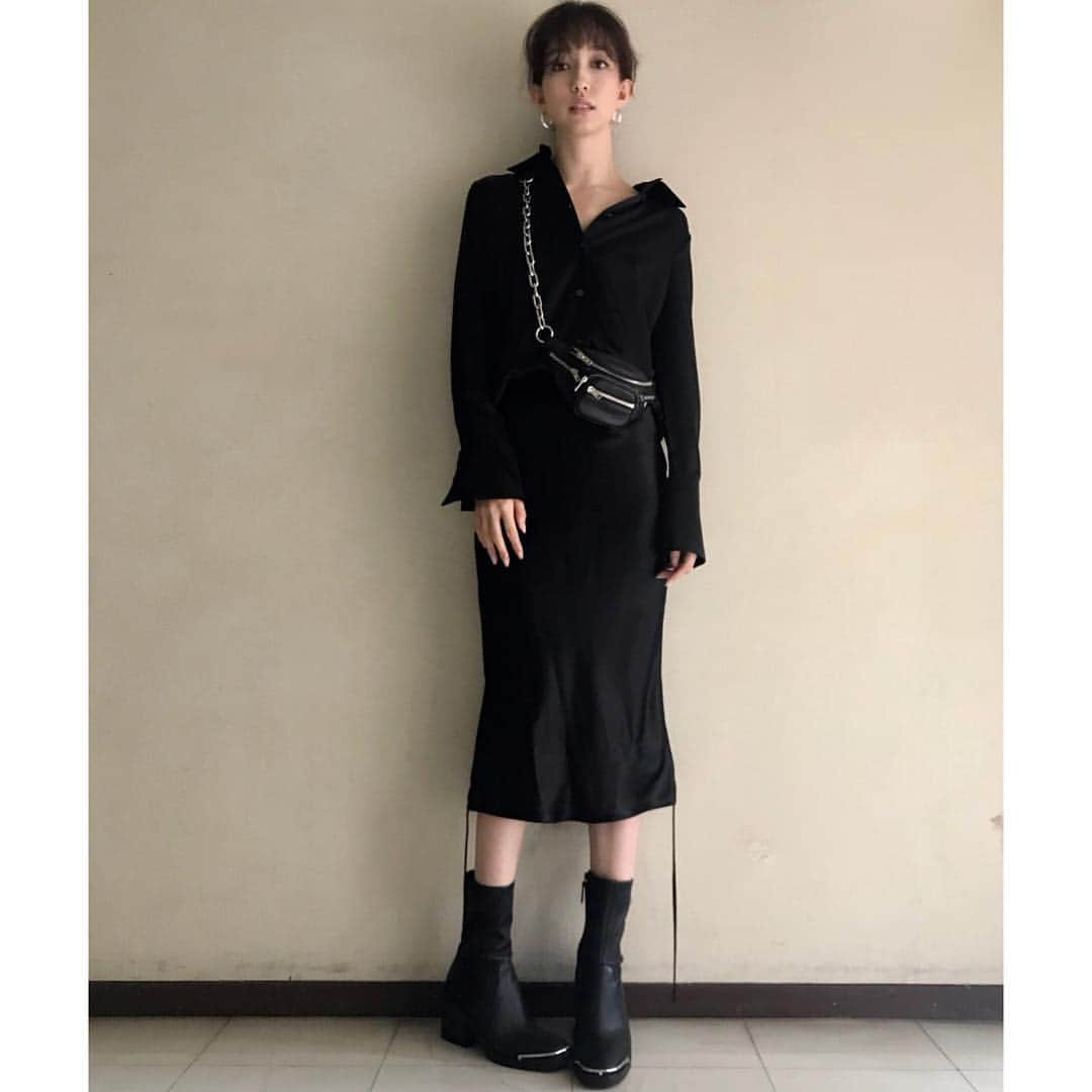 松島花さんのインスタグラム写真 - (松島花Instagram)「: Outfit🖤 今日は黒い人🖤 (全身はスワイプして見てね👆🏻) お気に入りの @alexanderwangny のバッグ🤩 今日、撮影で久しぶりに下まつ毛にマスカラつけたよ👀 これから楽しみにしていたディナーへ 行ってきます🥂🍽✨ : Bag&Skirt&Boots: ALEXANDER WANG #outfit #ootd #hanaoutfit #fashion  #black #花私服 #私服」10月4日 18時19分 - hana_matsushima_official