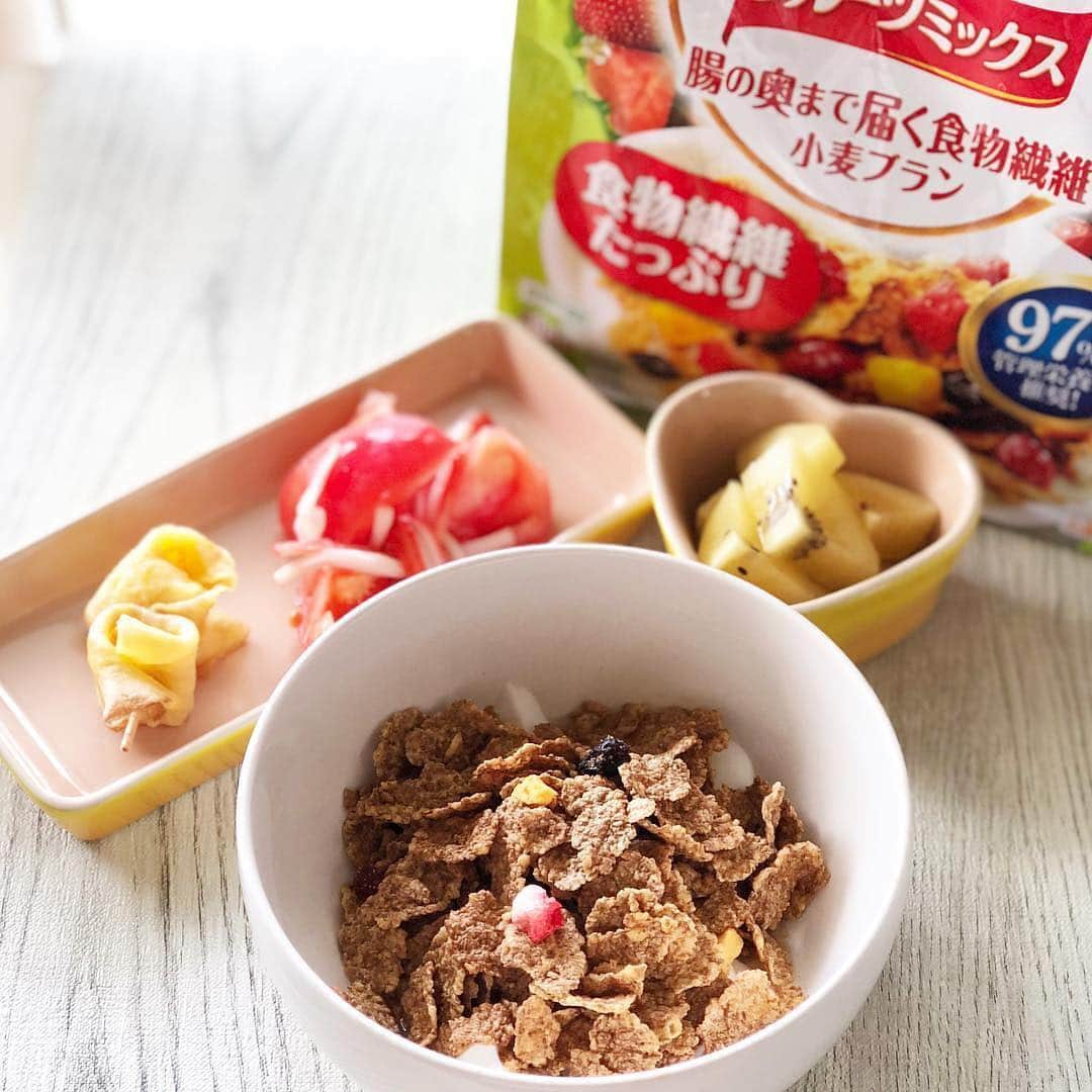 ケロッグ(Kellogg's)公式さんのインスタグラム写真 - (ケロッグ(Kellogg's)公式Instagram)「. #オールブランフルーツミックス をメインに 果物とサラダでビタミンをプラス🌟 @re.i.mi.o さんの投稿より📸 ---------------------- ▼投稿コメントより▼ おはようございます😊 今日の朝ごはん♥️ オールブランヨーグルト 卵焼き トマトとカニカマのサラダ ゴールドキウイ 卵とカニカマはパパ弁の残り(^◇^;) シリアルは色々種類あるけれど、わたしはこのオールブランフルーツミックスが大好きです♥️ ---------------------- たっぷりの食物繊維と4種類のフルーツが入った オールブランフルーツミックスで 朝から元気に☀️！ . . #ケロッグ #kelloggs  #オールブラン #オールブランフルーツミックス #シリアル #ヘルシーご飯 #朝食 #朝ごはん #ヘルシー #ダイエット効果 #ヨーグルト #手作りご飯 #モーニング #今日の朝ごはん #卵焼き #栄養満点 #腸活 #腸活レシピ #クッキングラム #朝の時間 #morning #breakfast #フルーツ #朝活 #家ご飯 #あさごはん #テーブルコーディネート」10月4日 19時00分 - kellogg_japan_official