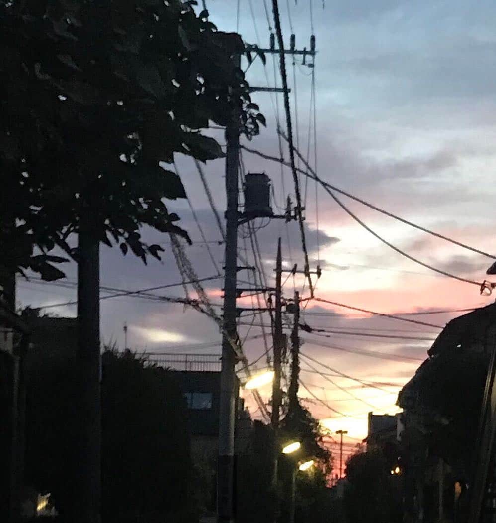 福田朱子さんのインスタグラム写真 - (福田朱子Instagram)「この間撮影で朝5時過ぎに家を出た時の空🦄🦋✨ 幻想的な色だった🌈  10月1日の朝だから、台風が東京を過ぎ去った直後。  割と大変だったなぁ」」 まず最寄りの駅からの電車が動いてなくて、 木更津まで三時間かけて行って。  撮影中も風がめっちゃ吹いてて🌪🌪 帰りも異常かなんかで電車乱れて三時間かかった💦  もともと普通でも木更津までは二時間かかるんだけども。。。 よりによってなんでこの日に木更津だったのだろう、、、(๑´・‿・) 撮影は30分くらいで終わったかなww  多分ほんのちょっと映り込むだけだけど(๑´・‿・) #台風の爪痕 #台風の影響 #台風のおかげ #skyphotography #instapic #幻想的 #綺麗な空 #小旅行レベル #韓国いける #木更津キャッツアイ を感じることなく帰宅」10月4日 20時19分 - syuko29