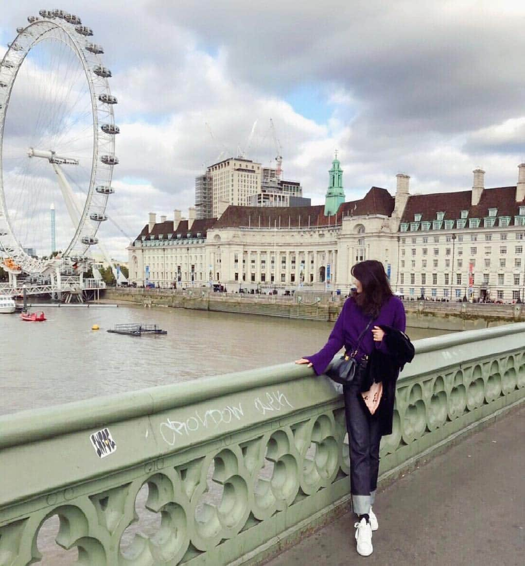 辻莉紗子のインスタグラム：「Gloomy London.. ☁️🇬🇧I’m back for the first time in two months..👋 #london #risaliisako66」