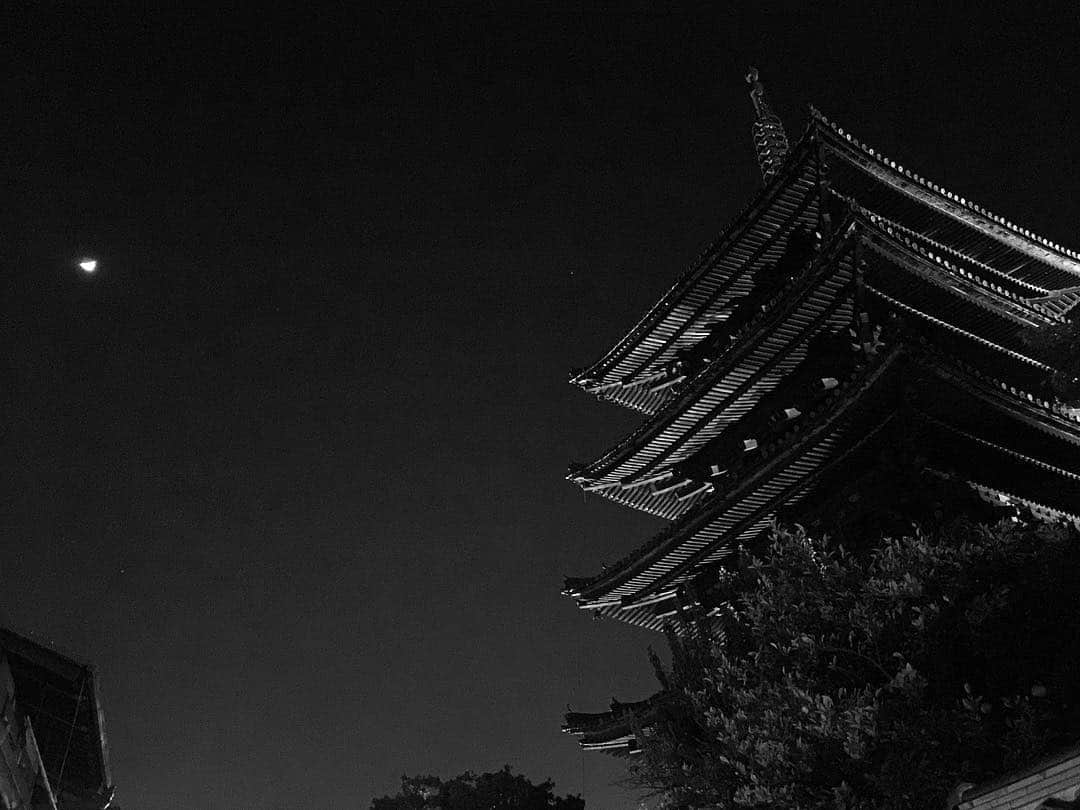 山中崇史のインスタグラム：「明日10月5日(金)よる8時より BSプレミアムで放送されるBS時代劇『雲霧仁左衛門4』第5話に出演致します。 主演の中井貴一さんをはじめ、キャスト&スタッフの皆様に大変良くして頂きました。作品もきっと楽しんで頂けるはずです。是非ご覧ください。 #京都 #時代劇 #bs  #雲霧仁左衛門  #八坂神社」