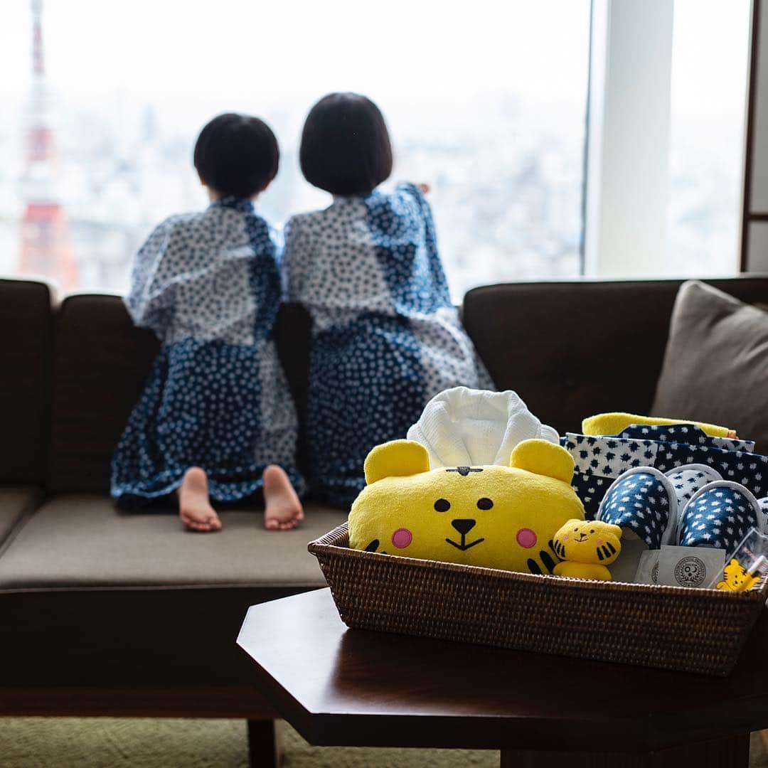 のインスタグラム：「Kids will love the Tokyo Tower views too 🗼😍 Make unforgettable family memories @andaztokyo with our Tower View rooms. The large sofa and walnut table are perfect for kids activities, like making #AndazTorakichi #origami #アンダーズトラ吉—>🐯 Check our stories to see more! . . #折り紙 #tonichi #andaztokyo #andaz #hyatt #kidfriendly #kidmodel #tokyokids #kidsofinsta  #familytravel #familytravelblogger #familyfuntime #travelwithkids #kidtraveler #beautifulhotels #wonderful_places #boutiquehotel #tokyotrip #japan #toranomon #東京 #toranomon #東京ホテル #アンダーズ東京 #アンダーズ #お子様限定 #キッズ大歓迎」