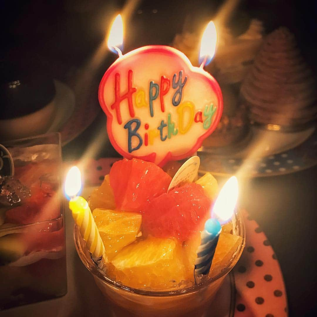 井俣太良のインスタグラム：「今日は娘の11歳の誕生日でした🎉✨ すげぇなぁ、、 降誕してもう11年？ 命の成長力、オーバードライブだよ。  なぜだ？ 大人になって 近づいてくるはずなのに、 この どんどん遠のいてる感 😭  プレゼントはチェキ📷でした✨  大事にしてね🎁 はーちゃん！  #天使の日 🕊」